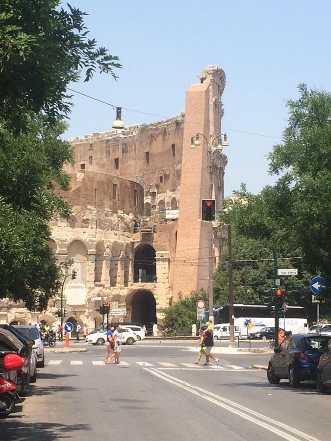 Bed and Breakfast Alloggio Turistico Al Colosseo Rom Exterior foto